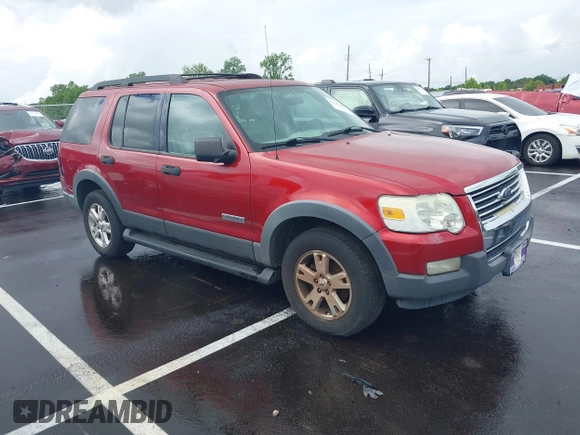 2006 Ford Explorer XLT z VIN 1FMEU63E96UB71315, wystawiony jako IAAI lot #42212974 z przebiegiem 223 088 mil mil oraz . Historia ofert i sprzedaży dostępna na DreamBid. Obrazek 1.