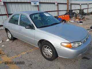 1999 Ford Escort SE z VIN 1FAFP13P6XW200107, wystawiony jako IAAI lot #42600719 z przebiegiem 113 515 mil mil oraz . Historia ofert i sprzedaży dostępna na DreamBid. Obrazek 1.