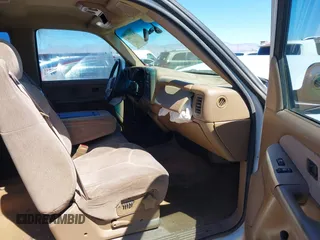 2000 GMC New Sierra 1500 SL with VIN 2GTEC19V0Y1143564, listed as a IAAI auction lot 41839246 with 203,433 mi miles. Bid and sale history available at carsss.com. Image 5.