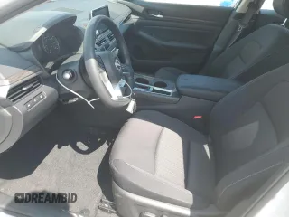 2025 Nissan Altima SV z VIN 1N4BL4DV5SN393597, wystawiony jako Copart lot #59698375 z przebiegiem 1 490 mil mil oraz Czysty tytuł • Clean title. Historia ofert i sprzedaży dostępna na DreamBid. Obrazek 7.