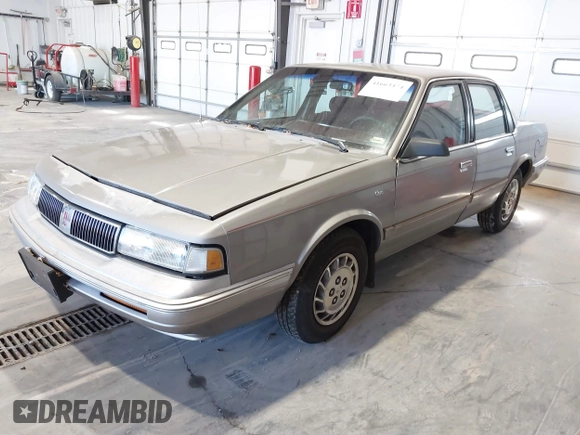 1996 Oldsmobile Cutlass Ciera 1SA VX5 z VIN 1G3AJ55M7T6328219, wystawiony jako IAAI lot #41663474 z przebiegiem 124 853 mil mil oraz . Historia ofert i sprzedaży dostępna na DreamBid. Obrazek 2.