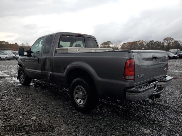 2003 Ford F-250 XL z VIN 1FTNX20F73EA04409, wystawiony jako Copart lot #84228714 z przebiegiem 142 641 mil mil oraz Szkoda całkowita • Salvage title. Historia ofert i sprzedaży dostępna na DreamBid. Obrazek 2.