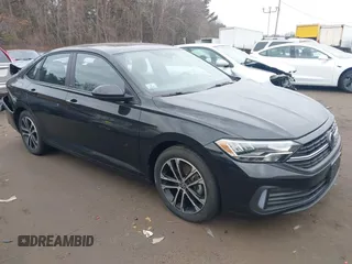2024 Volkswagen Jetta Sport z VIN 3VWBM7BU9RM027744, wystawiony jako IAAI lot #41688894 z przebiegiem 32 834 mil mil oraz . Historia ofert i sprzedaży dostępna na DreamBid. Obrazek 1.