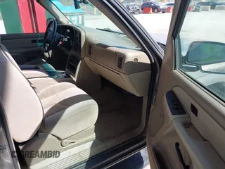 2003 Chevrolet Suburban LS with VIN 3GNEC16T83G127736, listed as a IAAI auction lot 41908096 with 272,610 mi miles. Bid and sale history available at carsss.com. Image 5.