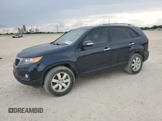 2012 Kia Sorento LX z VIN 5XYKT3A60CG254522, wystawiony jako Copart lot #55511195 z przebiegiem 132 668 mil mil oraz Czysty tytuł • Clean title. Historia ofert i sprzedaży dostępna na DreamBid. Obrazek 1.