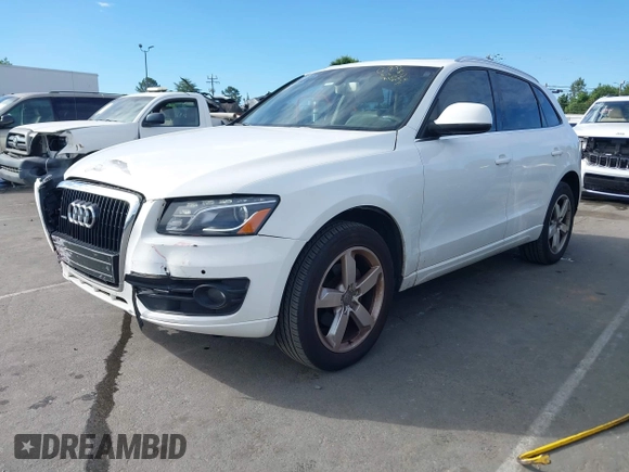 2010 Audi Q5 Premium Plus z VIN WA1LKAFP1AA045035, wystawiony jako IAAI lot #42240670 z przebiegiem 181 942 mil mil oraz . Historia ofert i sprzedaży dostępna na DreamBid. Obrazek 2.