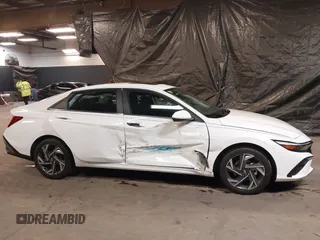 2025 Hyundai Elantra SEL Convenience z VIN KMHLS4DG2SU895603, wystawiony jako IAAI lot #41418366 z przebiegiem 209 mil mil oraz . Historia ofert i sprzedaży dostępna na DreamBid. Obrazek 13.