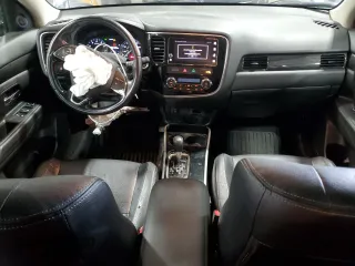 2017 Mitsubishi Outlander SE z VIN JA4AZ3A35HZ020153, wystawiony jako Copart lot #57235705 z przebiegiem 77 229 mil mil oraz Szkoda całkowita • Salvage title. Historia ofert i sprzedaży dostępna na DreamBid. Obrazek 8.