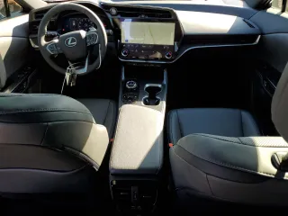 2024 Lexus RZ 300e Premium z VIN JTJABABB8RA005034, wystawiony jako Copart lot #43785845 z przebiegiem 2167 mil mil oraz Szkody całkowita. Historia ofert i sprzedaży dostępna na DreamBid. Obrazek 8.