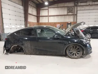 2022 Tesla Model Y Long Range z VIN 7SAYGDEE0NF342215, wystawiony jako IAAI lot #42136858 z przebiegiem 53 037 mil mil oraz . Historia ofert i sprzedaży dostępna na DreamBid. Obrazek 12.