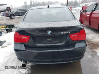 2011 BMW 3 Series 328i xDrive z VIN WBAPK5G50BNN30740, wystawiony jako IAAI lot #41680514 z przebiegiem 117 566 mil mil oraz . Historia ofert i sprzedaży dostępna na DreamBid. Obrazek 16.