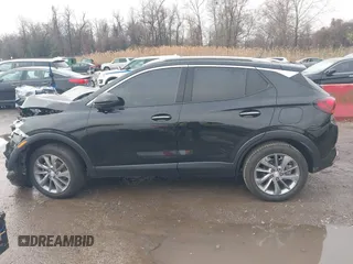 2023 Buick Encore GX Essence z VIN KL4MMGSL7PB104001, wystawiony jako IAAI lot #41102851 z przebiegiem 32 766 mil mil oraz . Historia ofert i sprzedaży dostępna na DreamBid. Obrazek 15.
