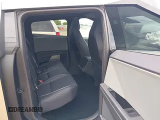 2024 Tesla Cybertruck z VIN 7G2CEHED5RA039734, wystawiony jako IAAI lot #42244205 z przebiegiem 8 443 mil mil oraz . Historia ofert i sprzedaży dostępna na DreamBid. Obrazek 8.