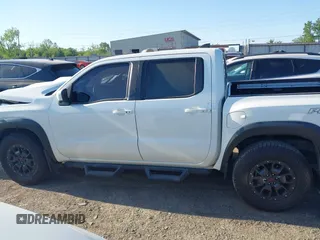 2022 Nissan Frontier SV z VIN 1N6ED1EK4NN656770, wystawiony jako IAAI lot #42016373 z przebiegiem 47 656 mil mil oraz . Historia ofert i sprzedaży dostępna na DreamBid. Obrazek 15.