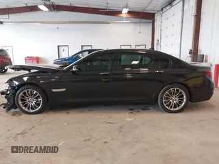 2015 BMW 7 Series 750Li xDrive z VIN WBAYF8C52FD655184, wystawiony jako IAAI lot #42200546 z przebiegiem 102 555 mil mil oraz . Historia ofert i sprzedaży dostępna na DreamBid. Obrazek 14.