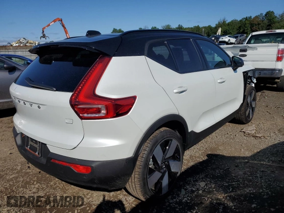2024 Volvo XC40 Plus z VIN YV4ER3XL8R2244524, wystawiony jako Copart lot #67771074 z przebiegiem 1 357 mil mil oraz Czysty tytuł • Clean title. Historia ofert i sprzedaży dostępna na DreamBid. Obrazek 3.