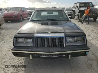 1985 Chrysler LeBaron Mark Cross z VIN 1C3BC55E0FG160918, wystawiony jako Copart lot #76659284 z przebiegiem Nie podano mil oraz Szkody całkowita. Historia ofert i sprzedaży dostępna na DreamBid. Obrazek 5.