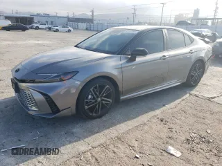 2025 Toyota Camry LE z VIN 4T1DAACK6SU504478, wystawiony jako Copart lot #42587565 z przebiegiem 15 706 mil mil oraz Szkoda całkowita • Salvage title. Historia ofert i sprzedaży dostępna na DreamBid. Obrazek 1.