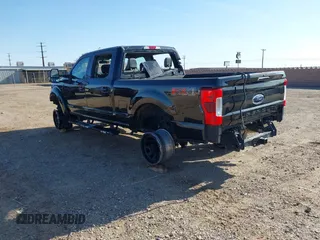 2019 Ford F-250 XL z VIN 1FT7W2BT2KEF39077, wystawiony jako IAAI lot #41921583 z przebiegiem 197 987 mil mil oraz . Historia ofert i sprzedaży dostępna na DreamBid. Obrazek 3.