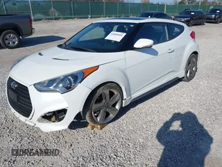 2013 Hyundai Veloster Turbo z VIN KMHTC6AE4DU117883, wystawiony jako IAAI lot #41805601 z przebiegiem Nie podano mil oraz . Historia ofert i sprzedaży dostępna na DreamBid. Obrazek 2.
