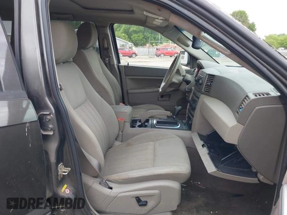 2005 Jeep Grand Cherokee Laredo z VIN 1J8GR48KX5C598646, wystawiony jako IAAI lot #42253900 z przebiegiem 197 848 mil mil oraz . Historia ofert i sprzedaży dostępna na DreamBid. Obrazek 5.