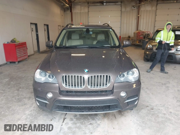 2013 BMW X5 xDrive35i z VIN 5UXZV4C54D0B21144, wystawiony jako IAAI lot #42304165 z przebiegiem 164 673 mil mil oraz . Historia ofert i sprzedaży dostępna na DreamBid. Obrazek 6.