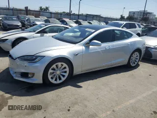 2017 Tesla Model S 60 z VIN 5YJSA1E17HF189627, wystawiony jako Copart lot #64454635 z przebiegiem 106 003 mil mil oraz Szkoda całkowita • Salvage title. Historia ofert i sprzedaży dostępna na DreamBid. Obrazek 1.
