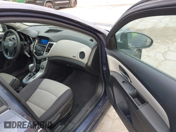 2014 Chevrolet Cruze LS z VIN 1G1PA5SG0E7171051, wystawiony jako IAAI lot #41898051 z przebiegiem 114 087 mil mil oraz . Historia ofert i sprzedaży dostępna na DreamBid. Obrazek 5.