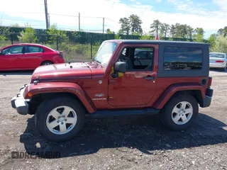 2010 Jeep Wrangler Sahara z VIN 1J4GA5D16AL227053, wystawiony jako IAAI lot #42219421 z przebiegiem 67 174 mil mil oraz . Historia ofert i sprzedaży dostępna na DreamBid. Obrazek 14.