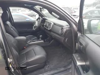 2018 Toyota Tacoma SR with VIN 5TFCZ5AN6JX127774, listed as a IAAI auction lot 41801158 with 28,161 mi miles and . Bid and sale history available at DreamBid. Image 5.
