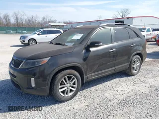 2014 Kia Sorento LX with VIN 5XYKT4A73EG482046, listed as a IAAI auction lot 41811727 with 157,845 mi miles and . Bid and sale history available at carsss.com. Image 2.
