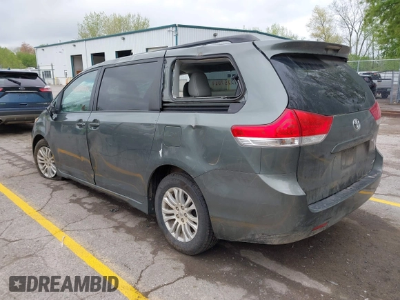 2011 Toyota Sienna XLE AAS z VIN 5TDYK3DC0BS062372, wystawiony jako IAAI lot #42257069 z przebiegiem 195 698 mil mil oraz . Historia ofert i sprzedaży dostępna na DreamBid. Obrazek 3.