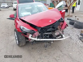 2021 Tesla Model Y Long Range z VIN 5YJYGDEE3MF173321, wystawiony jako IAAI lot #42163343 z przebiegiem 46 569 mil mil oraz . Historia ofert i sprzedaży dostępna na DreamBid. Obrazek 6.