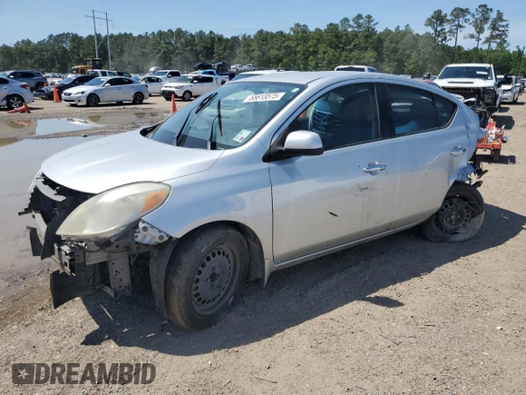 2012 Nissan Versa SV z VIN 3N1CN7APXCL927293, wystawiony jako Copart lot #55615575 z przebiegiem Nie podano mil oraz Szkoda całkowita • Salvage title. Historia ofert i sprzedaży dostępna na DreamBid. Obrazek 1.