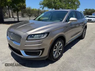 2020 Lincoln Nautilus Standard z VIN 2LMPJ8J93LBL15854, wystawiony jako Copart lot #57672975 z przebiegiem 37 398 mil mil oraz Tytuł czysty. Historia ofert i sprzedaży dostępna na DreamBid. Obrazek 1.