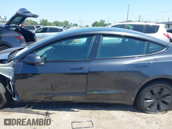 2025 Tesla Model 3 Long Range z VIN 5YJ3E1EB6SF924607, wystawiony jako IAAI lot #42255758 z przebiegiem 5 881 mil mil oraz . Historia ofert i sprzedaży dostępna na DreamBid. Obrazek 13.