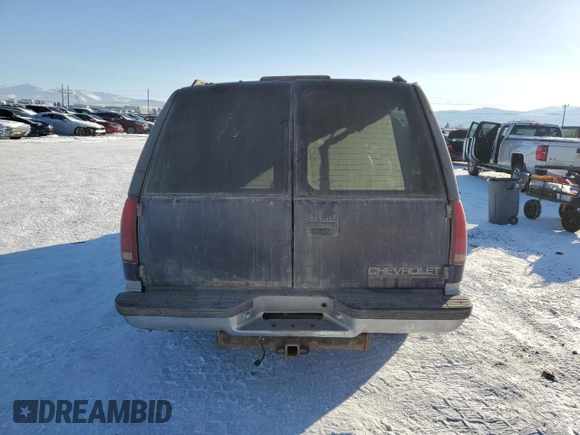 1996 Chevrolet Suburban z VIN 1GNFK16R0TJ417592, wystawiony jako Copart lot #42424015 z przebiegiem 238 536 mil mil oraz Czysty tytuł • Clean title. Historia ofert i sprzedaży dostępna na DreamBid. Obrazek 6.