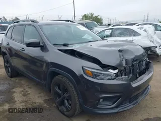 2019 Jeep Cherokee Latitude Plus z VIN 1C4PJLLN6KD326921, wystawiony jako IAAI lot #42442460 z przebiegiem 71 516 mil mil oraz . Historia ofert i sprzedaży dostępna na DreamBid. Obrazek 1.
