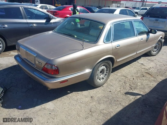 1998 Jaguar XJ Series Sedan Vanden Plas with VIN SAJKX6242WC823240, listed as a IAAI auction lot 41605734 with 1 mi miles. Bid and sale history available at carsss.com. Image 4.
