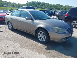 2005 Nissan Altima S z VIN 1N4AL11D05C281697, wystawiony jako IAAI lot #42220810 z przebiegiem 104 047 mil mil oraz . Historia ofert i sprzedaży dostępna na DreamBid. Obrazek 1.