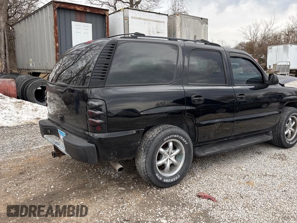2002 GMC Yukon SLE z VIN 1GKEC13Z62R254487, wystawiony jako Copart lot #47266555 z przebiegiem 281 876 mil mil oraz Czysty tytuł • Clean title. Historia ofert i sprzedaży dostępna na DreamBid. Obrazek 4.