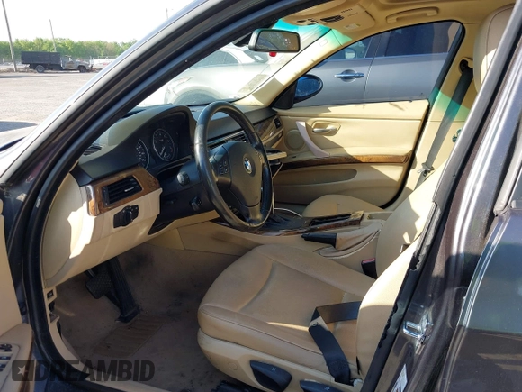 2007 BMW 3 Series 328xi z VIN WBAVC93517K033593, wystawiony jako IAAI lot #42137856 z przebiegiem Nie podano mil oraz . Historia ofert i sprzedaży dostępna na DreamBid. Obrazek 5.