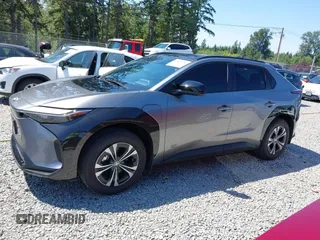2024 Toyota bZ4X XLE z VIN JTMABACA5RA070254, wystawiony jako IAAI lot #42427736 z przebiegiem 5 718 mil mil oraz . Historia ofert i sprzedaży dostępna na DreamBid. Obrazek 14.