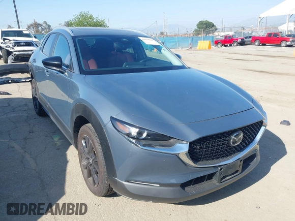 2024 Mazda CX-30 S Carbon Edition z VIN 3MVDMBCM3RM635044, wystawiony jako IAAI lot #41979849 z przebiegiem 15 717 mil mil oraz . Historia ofert i sprzedaży dostępna na DreamBid. Obrazek 1.