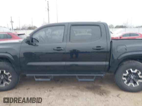 2021 Toyota Tacoma SR z VIN 5TFAX5GNXMX193978, wystawiony jako IAAI lot #41595827 z przebiegiem 43 999 mil mil oraz . Historia ofert i sprzedaży dostępna na DreamBid. Obrazek 14.