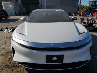 2022 Lucid Air Grand Touring z VIN 50EA1GBA5NA004784, wystawiony jako Copart lot #46854065 z przebiegiem 16 471 mil mil oraz Szkody całkowita. Historia ofert i sprzedaży dostępna na DreamBid. Obrazek 5.