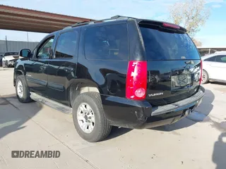 2008 GMC Yukon SLT w/4SB with VIN 1GKFC13J18R260916, listed as a IAAI auction lot 41261518 with 221,104 mi miles. Bid and sale history available at carsss.com. Image 3.