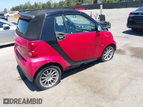 2011 Smart fortwo Passion z VIN WMEEK3BA7BK427739, wystawiony jako IAAI lot #42224225 z przebiegiem 31 675 mil mil oraz . Historia ofert i sprzedaży dostępna na DreamBid. Obrazek 4.