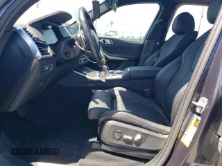 2021 BMW X5 sDrive40i z VIN 5UXCR4C02M9G93906, wystawiony jako Copart lot #63986844 z przebiegiem 32 411 mil mil oraz Szkoda całkowita • Salvage title. Historia ofert i sprzedaży dostępna na DreamBid. Obrazek 7.
