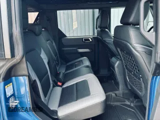 2023 Ford Bronco z VIN 1FMDE5DH1PLA85211, wystawiony jako Copart lot #56986915 z przebiegiem 33 535 mil mil oraz Szkoda całkowita • Salvage title. Historia ofert i sprzedaży dostępna na DreamBid. Obrazek 6.